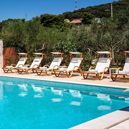 Foric Apartments With Outdoor Heated Pool 拉布 外观 照片