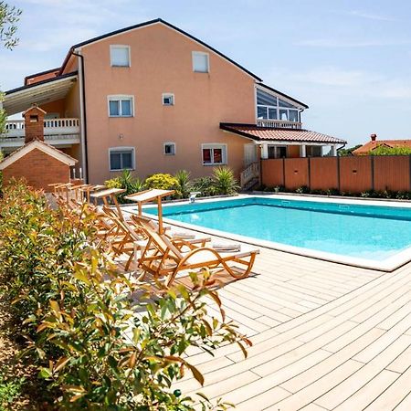 Foric Apartments With Outdoor Heated Pool 拉布 外观 照片
