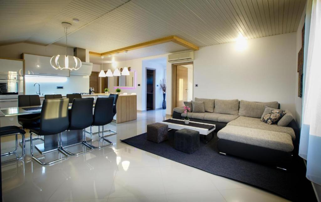Foric Apartments With Outdoor Heated Pool 拉布 外观 照片