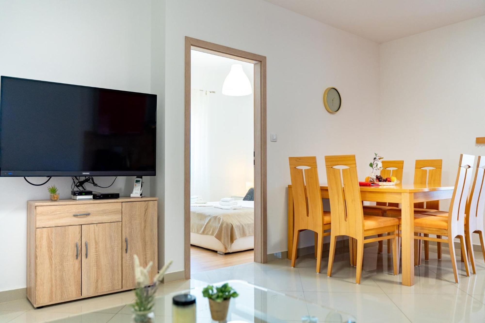 Foric Apartments With Outdoor Heated Pool 拉布 外观 照片
