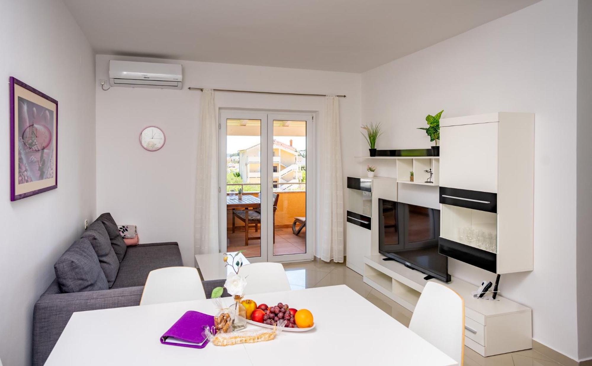 Foric Apartments With Outdoor Heated Pool 拉布 外观 照片