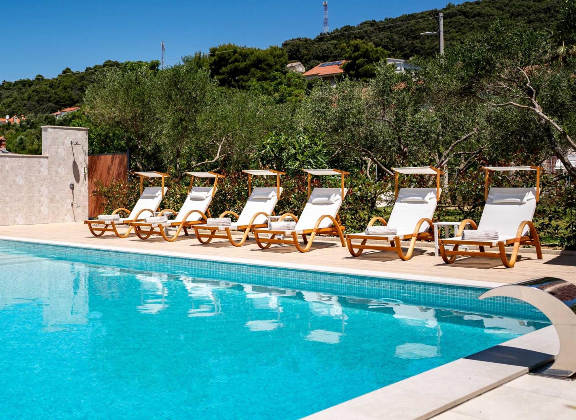 Foric Apartments With Outdoor Heated Pool 拉布 外观 照片