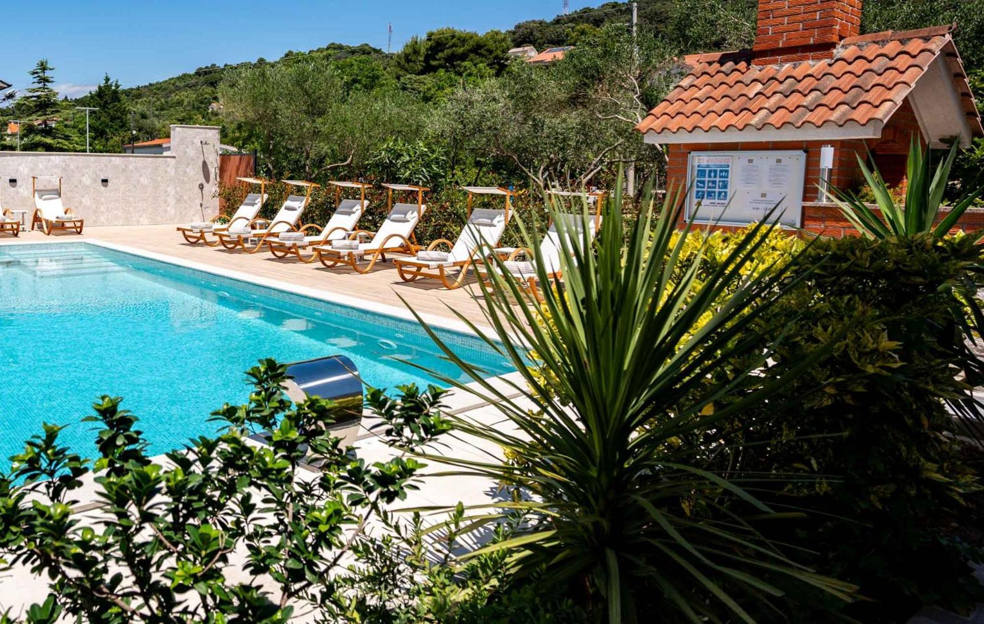 Foric Apartments With Outdoor Heated Pool 拉布 外观 照片