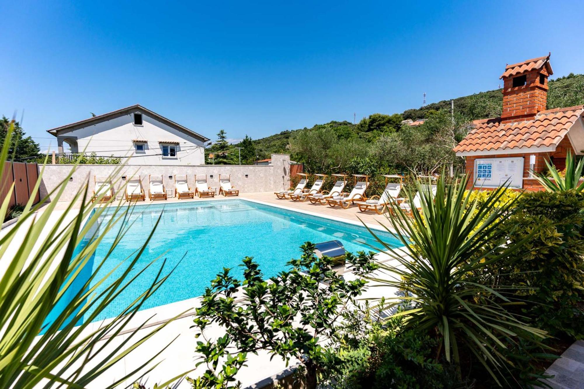 Foric Apartments With Outdoor Heated Pool 拉布 外观 照片
