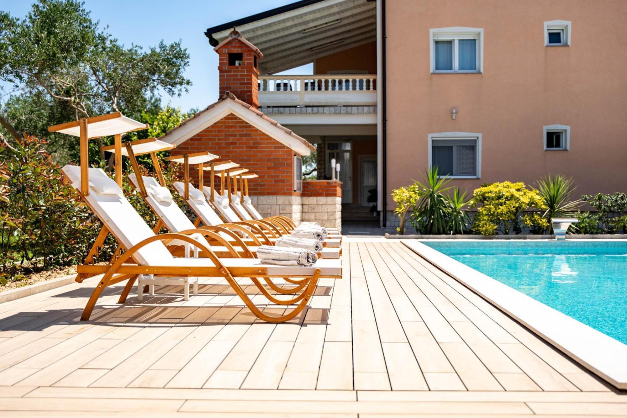 Foric Apartments With Outdoor Heated Pool 拉布 外观 照片