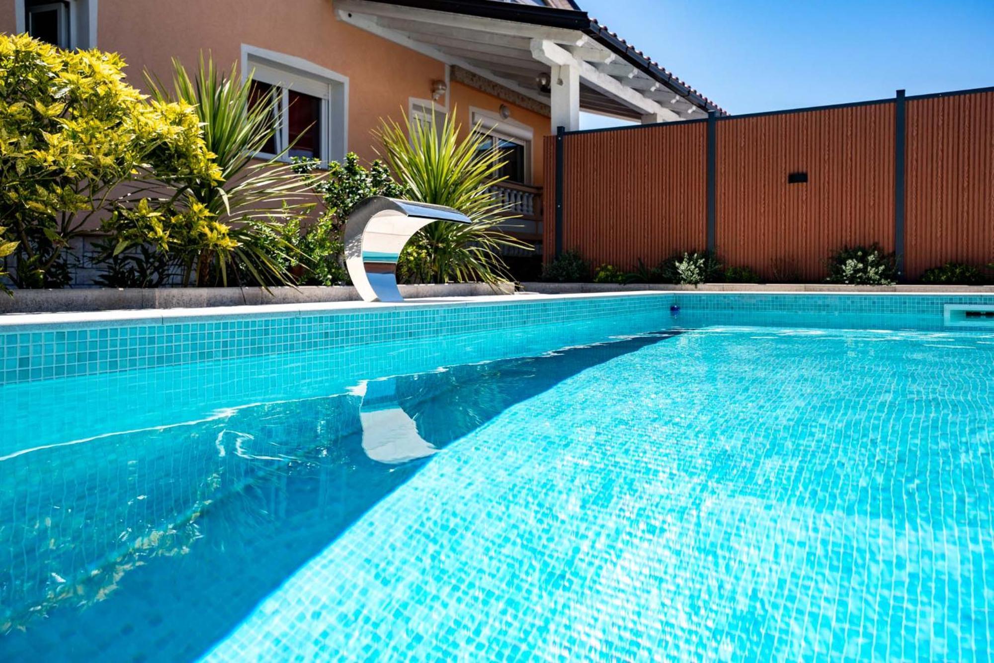 Foric Apartments With Outdoor Heated Pool 拉布 外观 照片