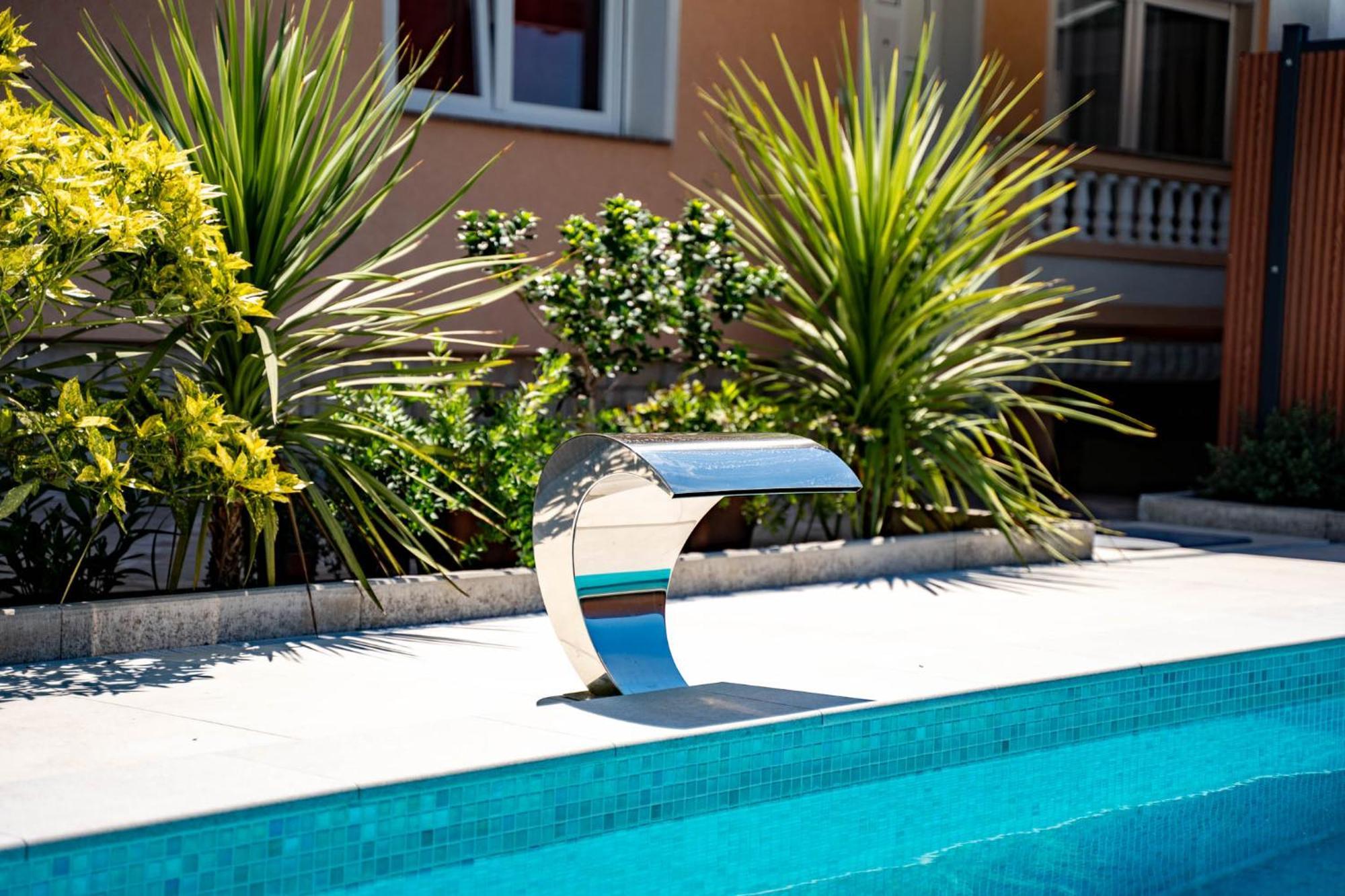 Foric Apartments With Outdoor Heated Pool 拉布 外观 照片