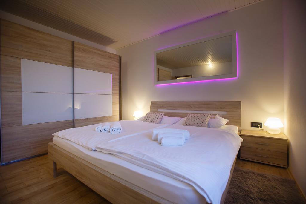 Foric Apartments With Outdoor Heated Pool 拉布 外观 照片