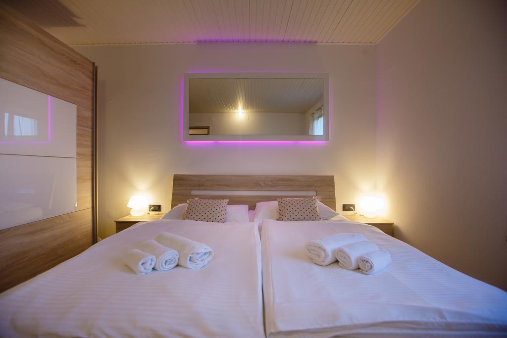 Foric Apartments With Outdoor Heated Pool 拉布 外观 照片